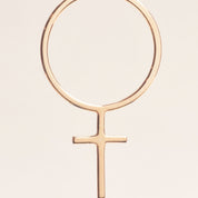 Lucía Feministhänge 18k guld - Feministsmeden