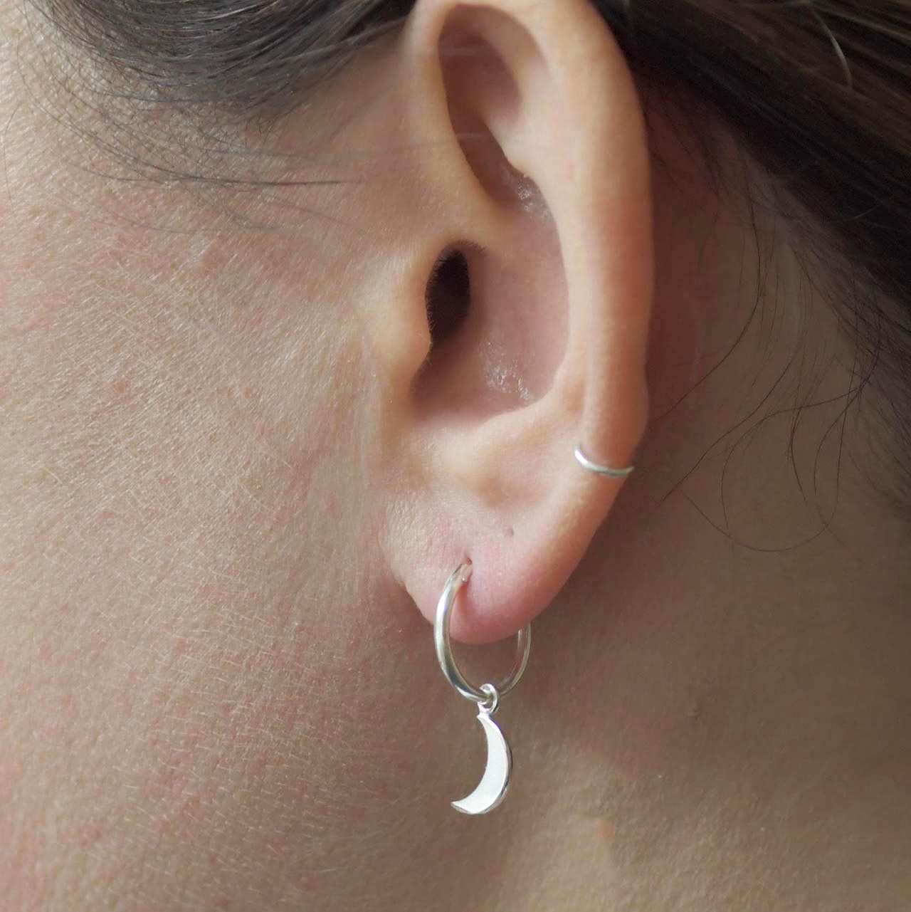 Luna Liten Hoop Örhängen - Feministsmeden