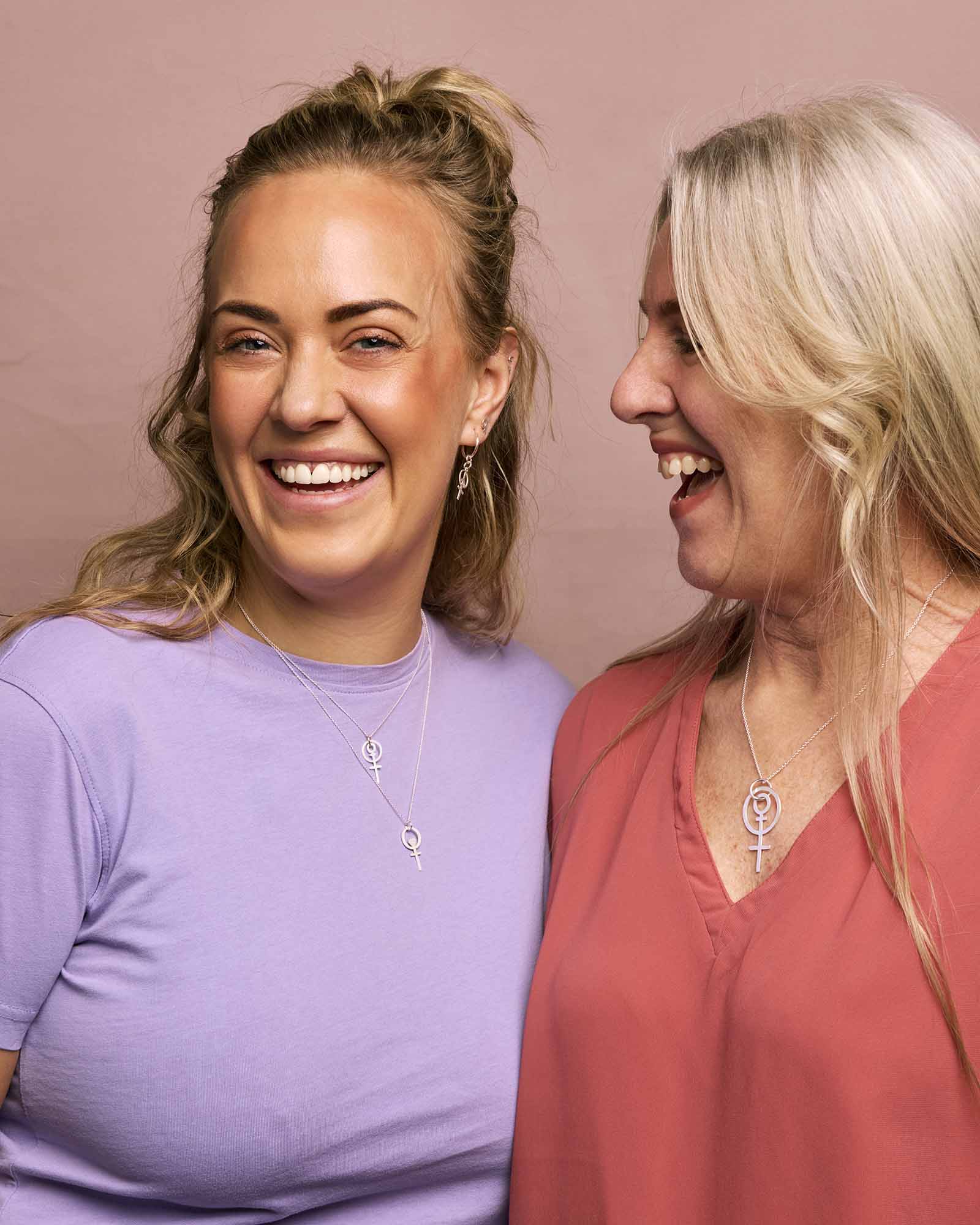 mamma-smycke-ellen-annika-alex-feministsmeden_8ba206e2-16ee-460a-b0f9-9b2f2bd2f1e0.jpg