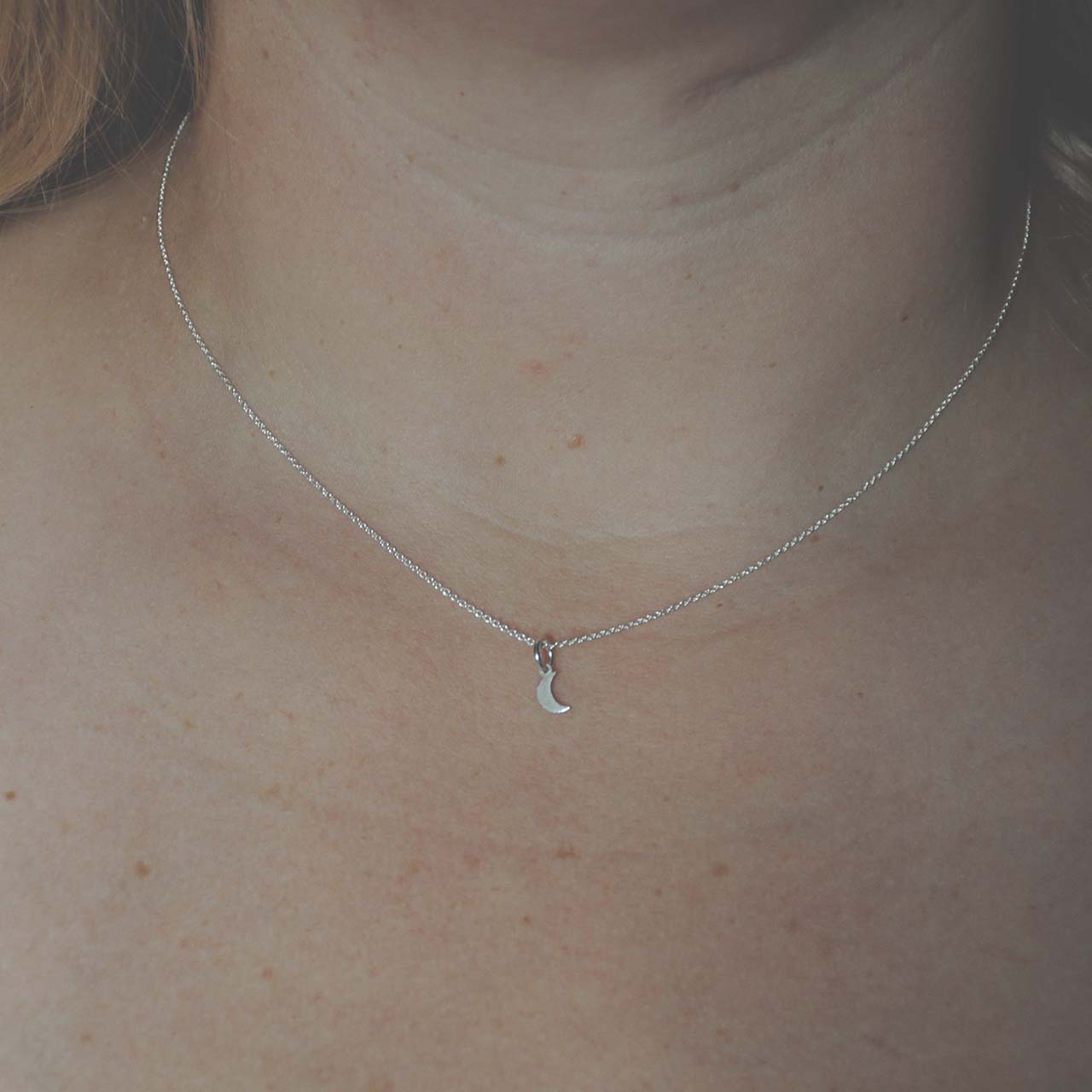 MÅNE MINI HÄNGSMYCKE - Feministsmeden