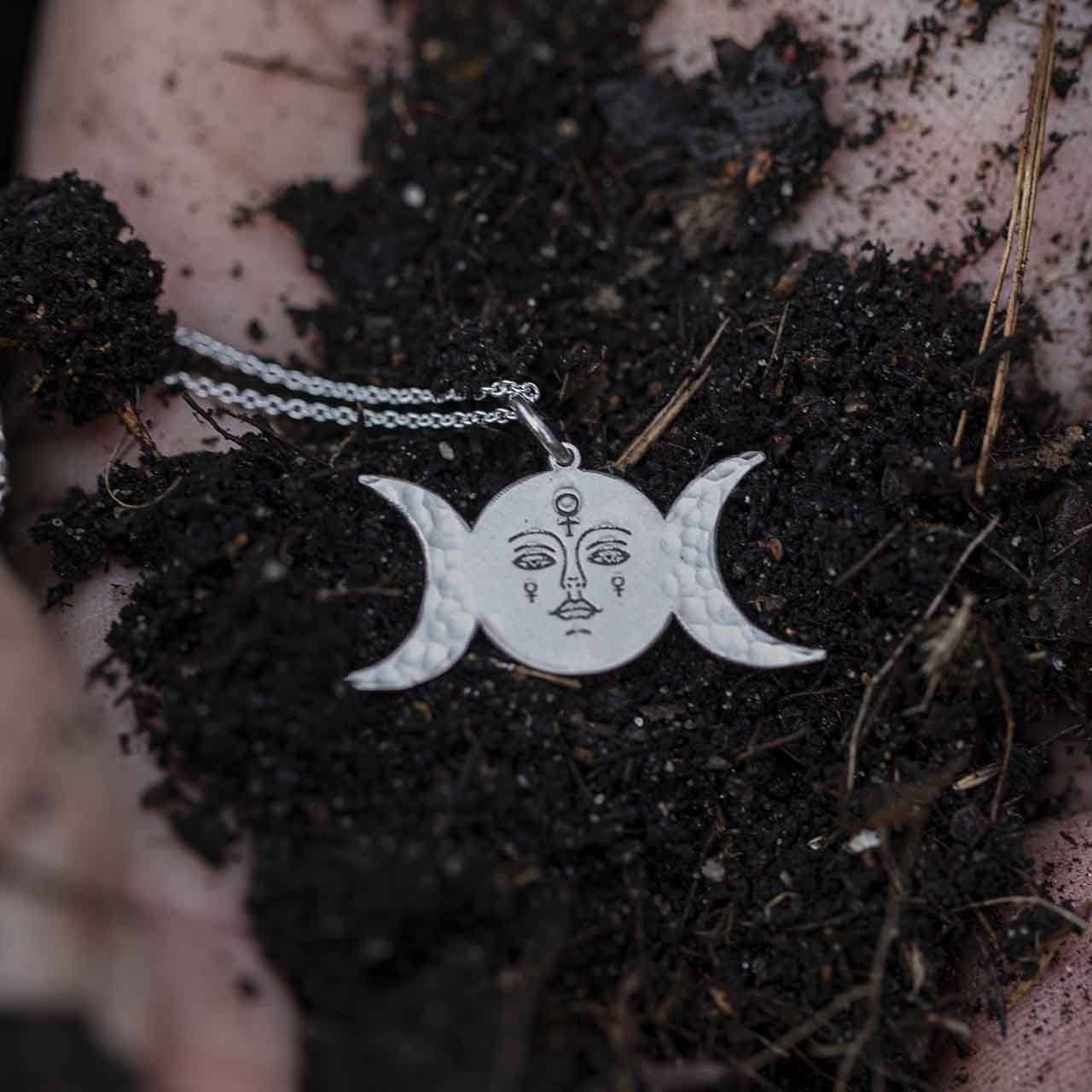 MÅNFASER HÄNGSMYCKE - Feministsmeden