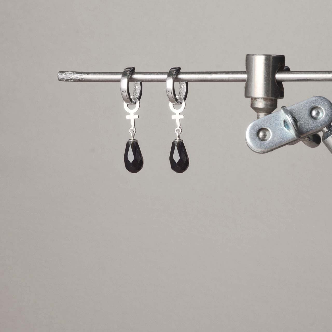 Obsidian Hoop örhängen - Feministsmeden