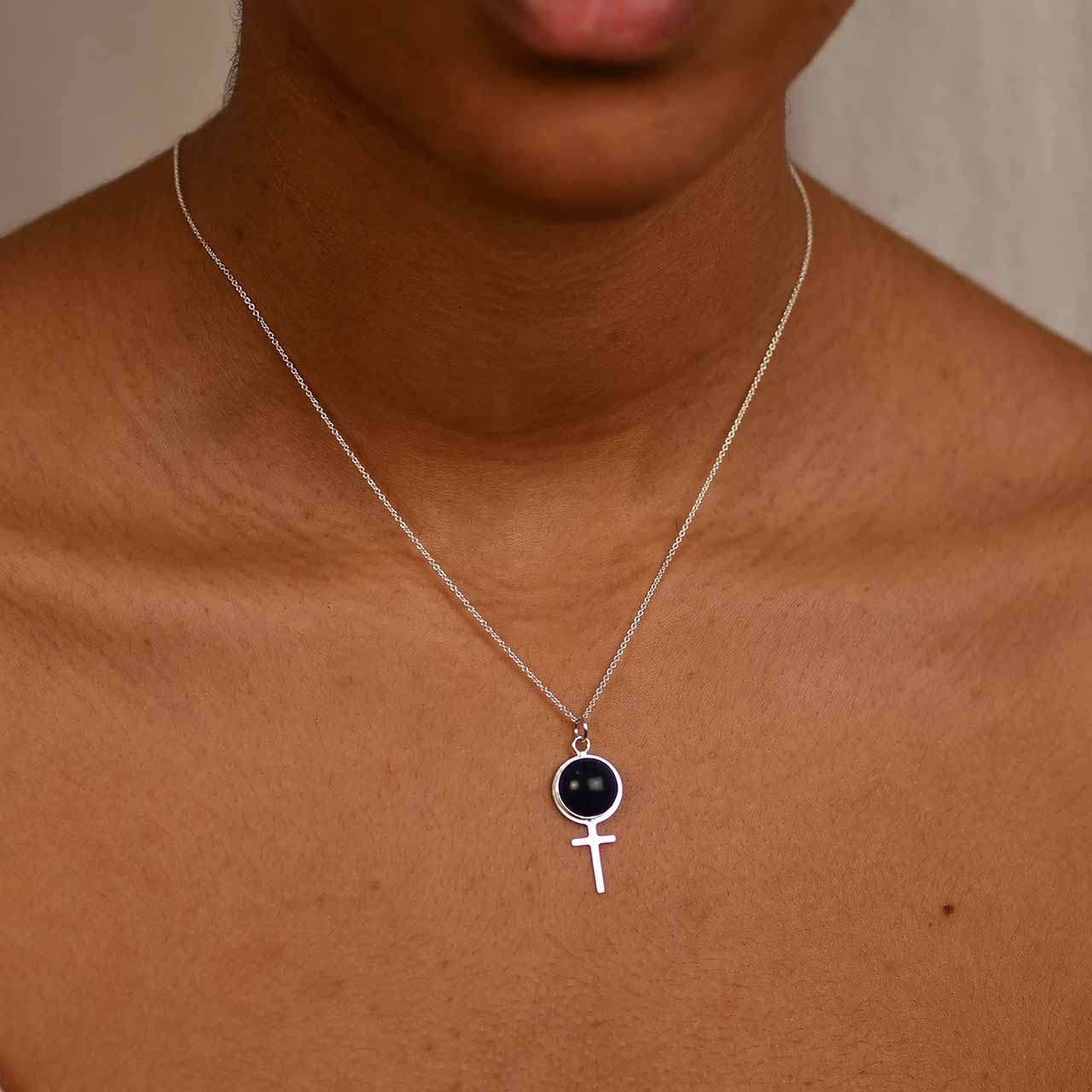 Onyx Stort Feministsmycke - Feministsmeden