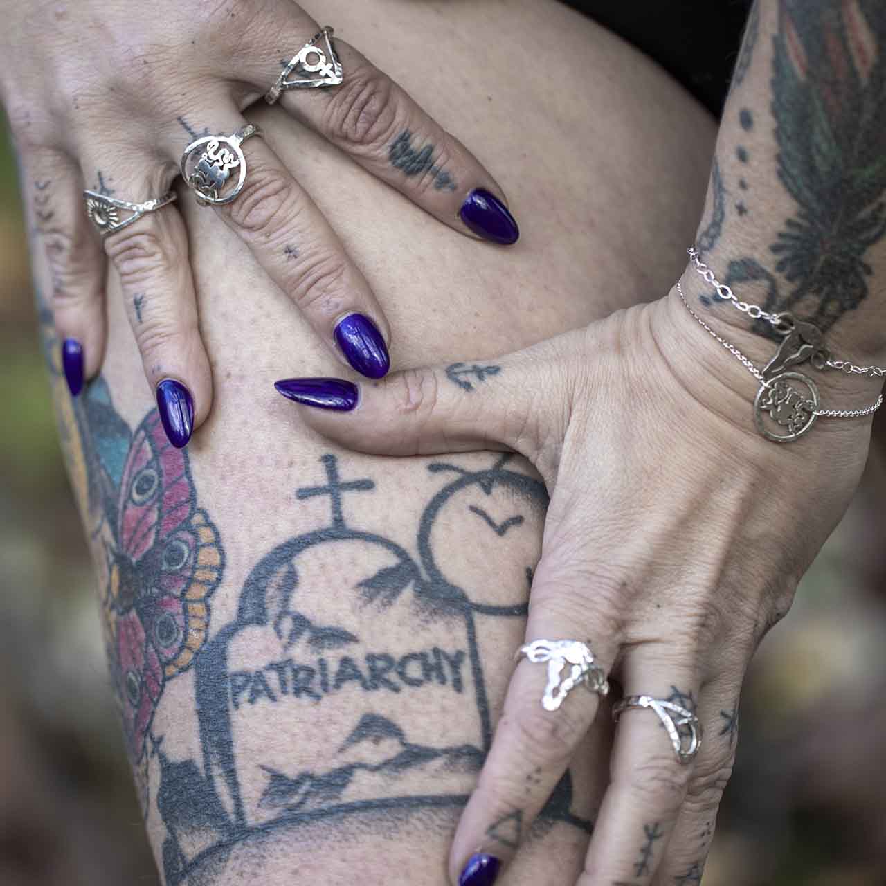 ORMKVINNAN RING - Feministsmeden