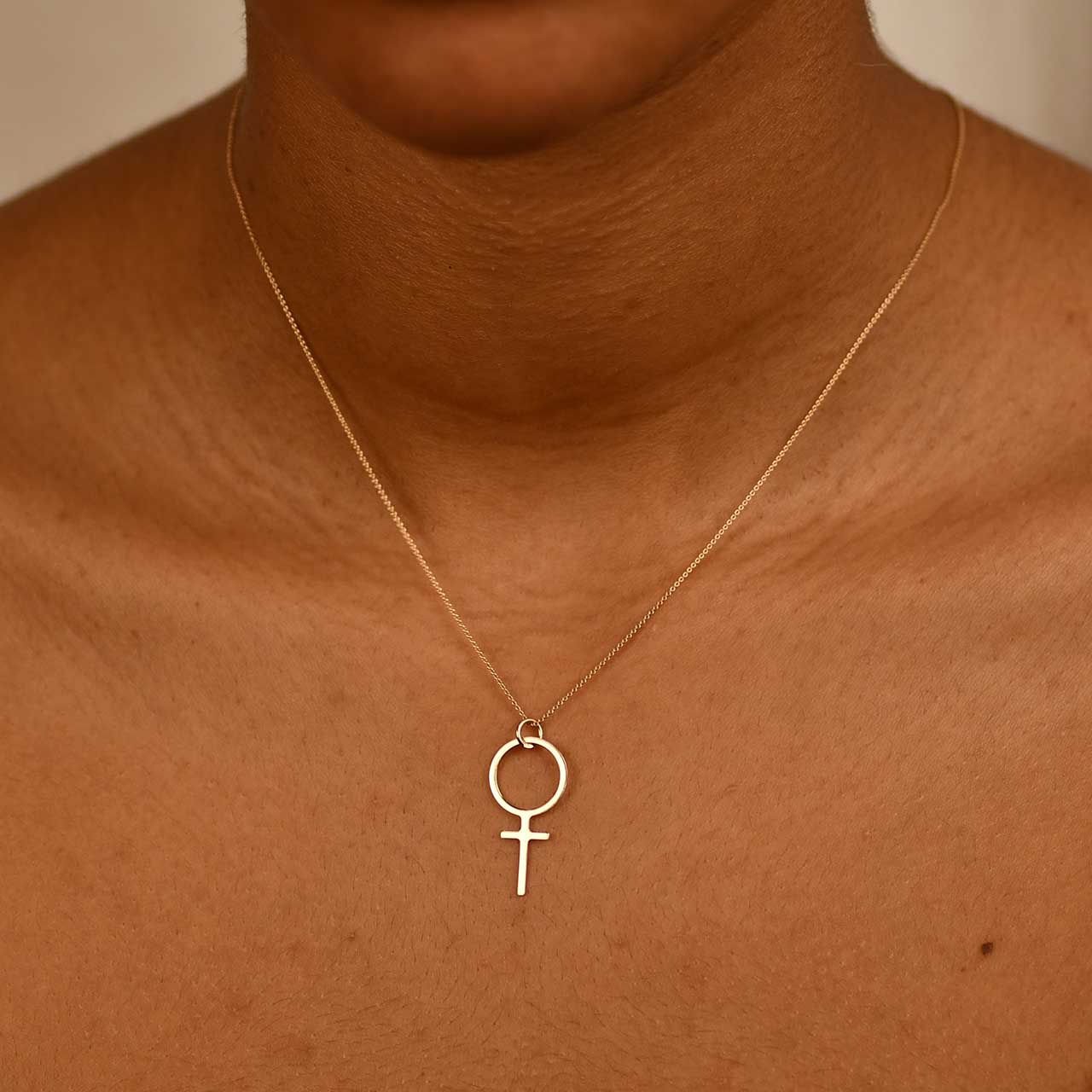 Rosa Feministhänge 18k guld - Feministsmeden