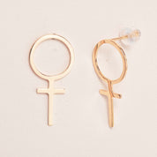 Rosa Feministörhängen 18k guld - Feministsmeden