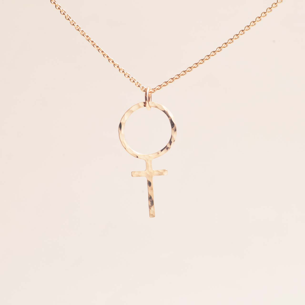 Rosa Hamrat Feministhänge 18k guld - Feministsmeden