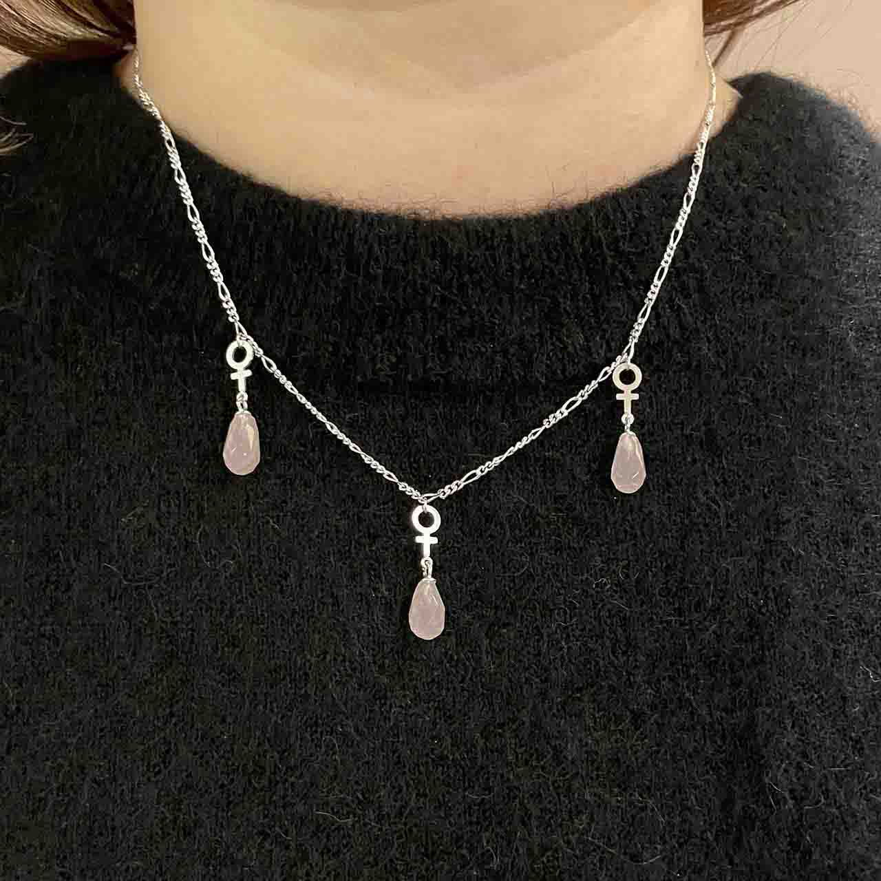 Rosenkvarts Feministhalsband - Feministsmeden