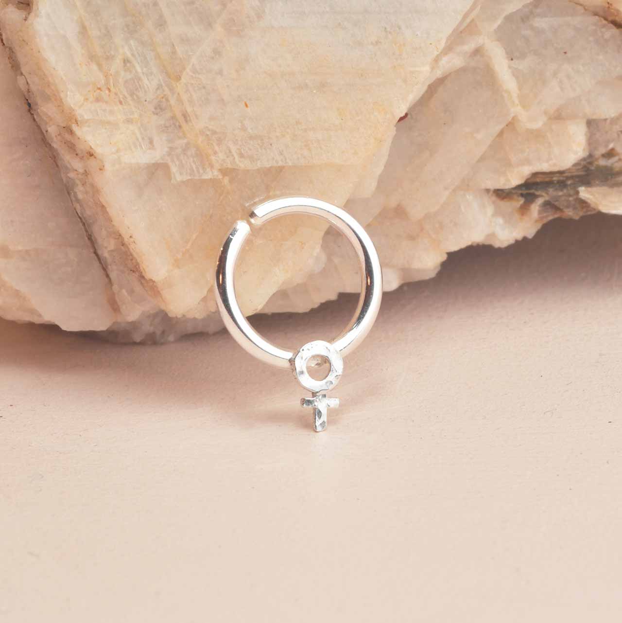 Septumring med kvinnotecken - Feministsmeden