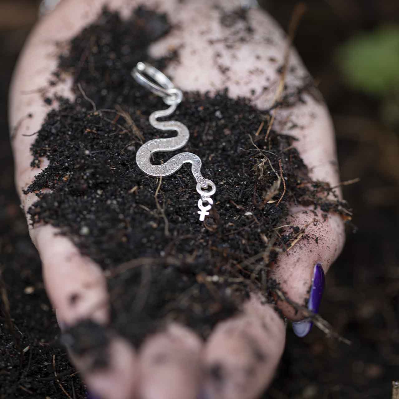 SERPENT ÖRHÄNGE - Feministsmeden