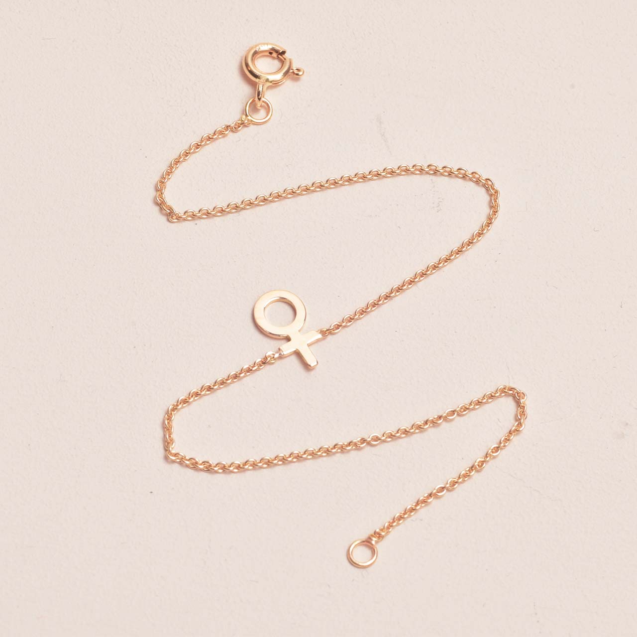 Signe Armband Litet Kvinnotecken 18k guld - Feministsmeden