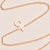 Signe Armband Litet Kvinnotecken 18k guld - Feministsmeden