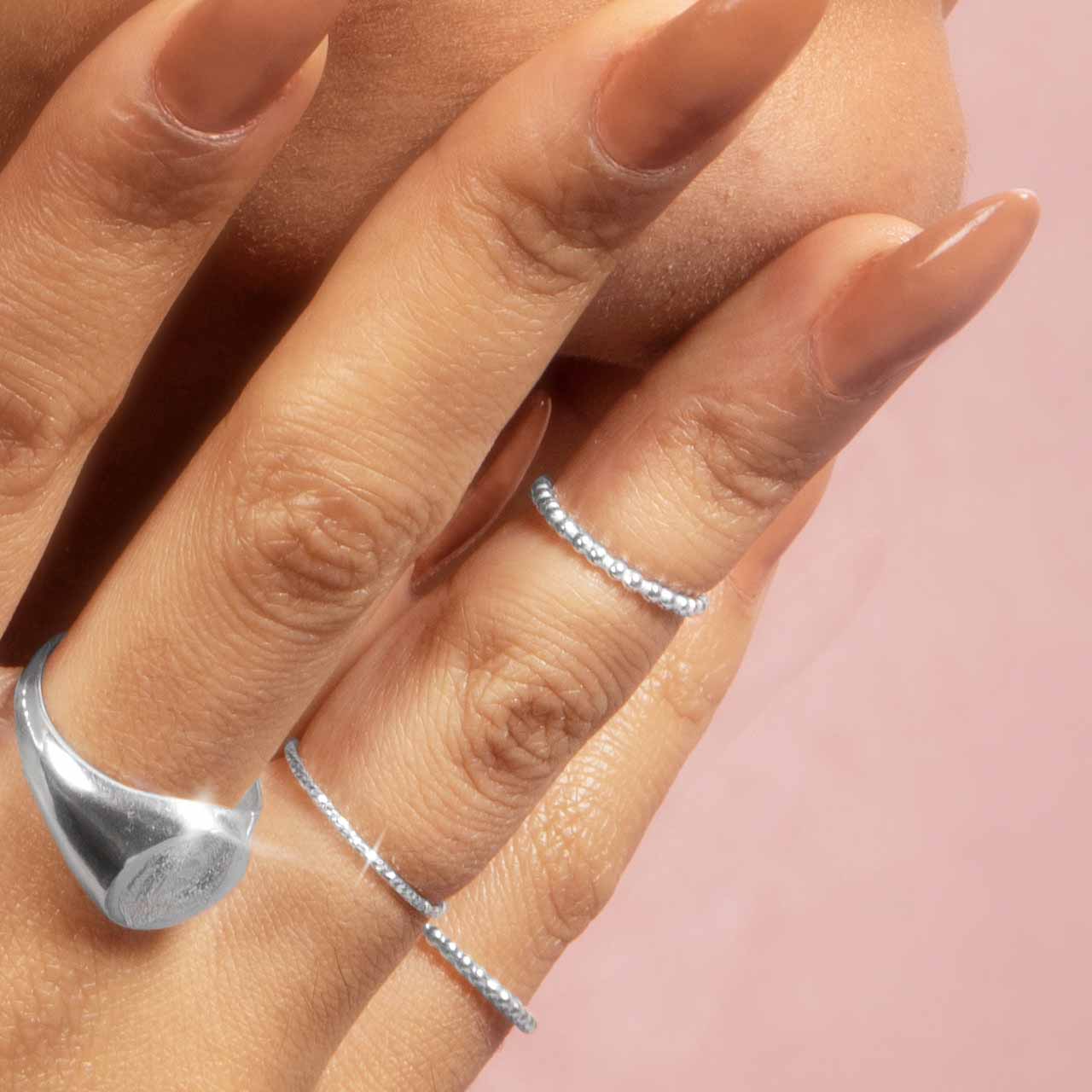 Tunna ringar i silver stacking från feministsmeden