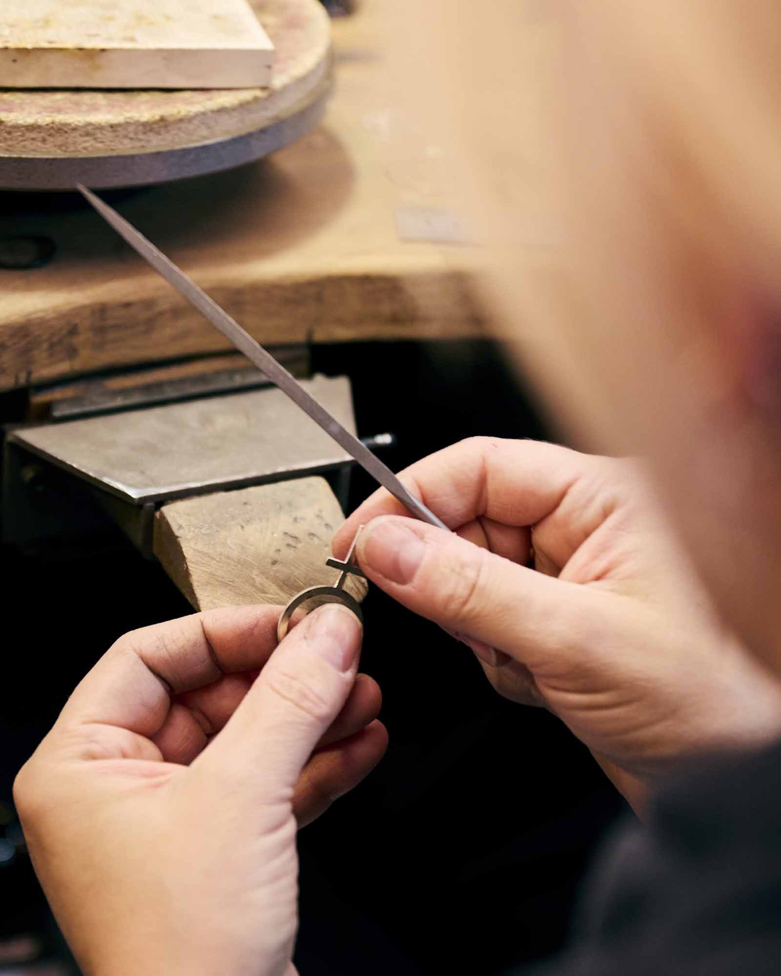 Skapa ditt kraftsmycke i ceremoni – workshop 20 november Kurs - Feministsmeden