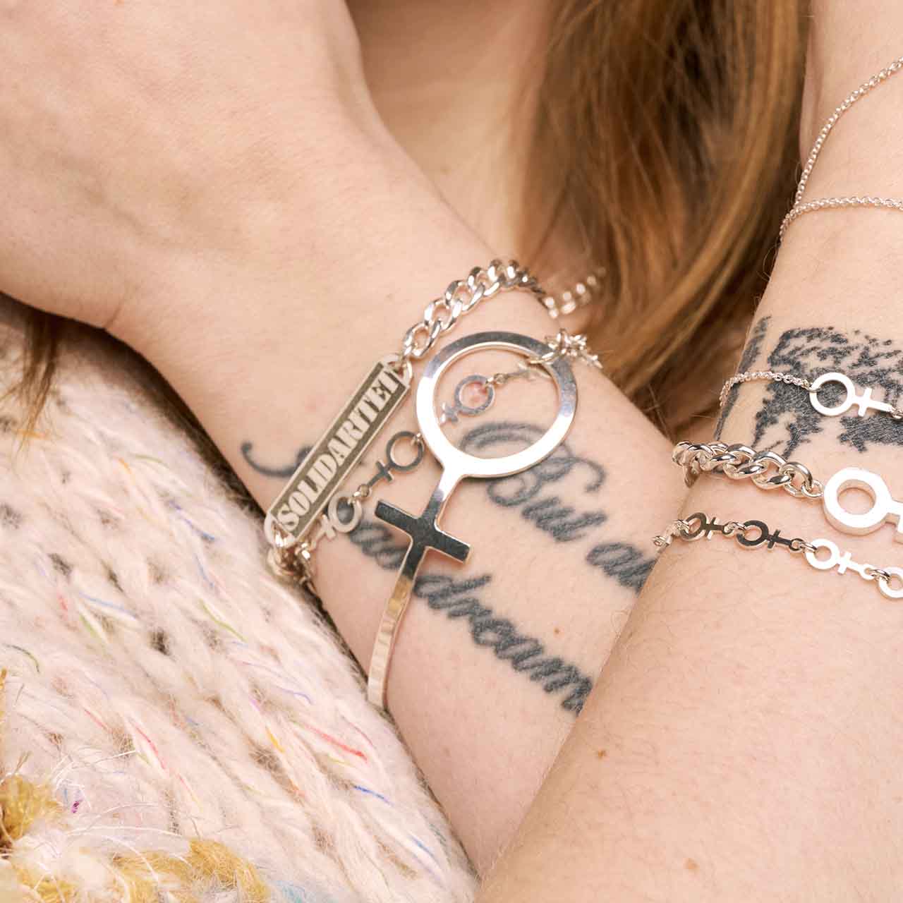 solidaritet-armband-silver-pa-arm-feministsmeden.jpg