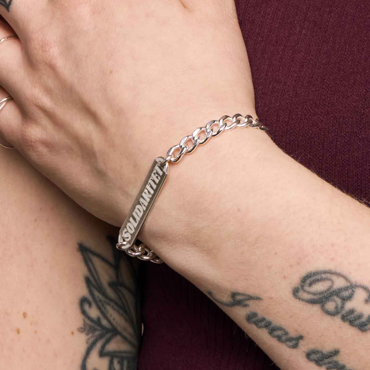 solidaritet-armband-silver-pansar-nara-moa-feministsmeden.jpg