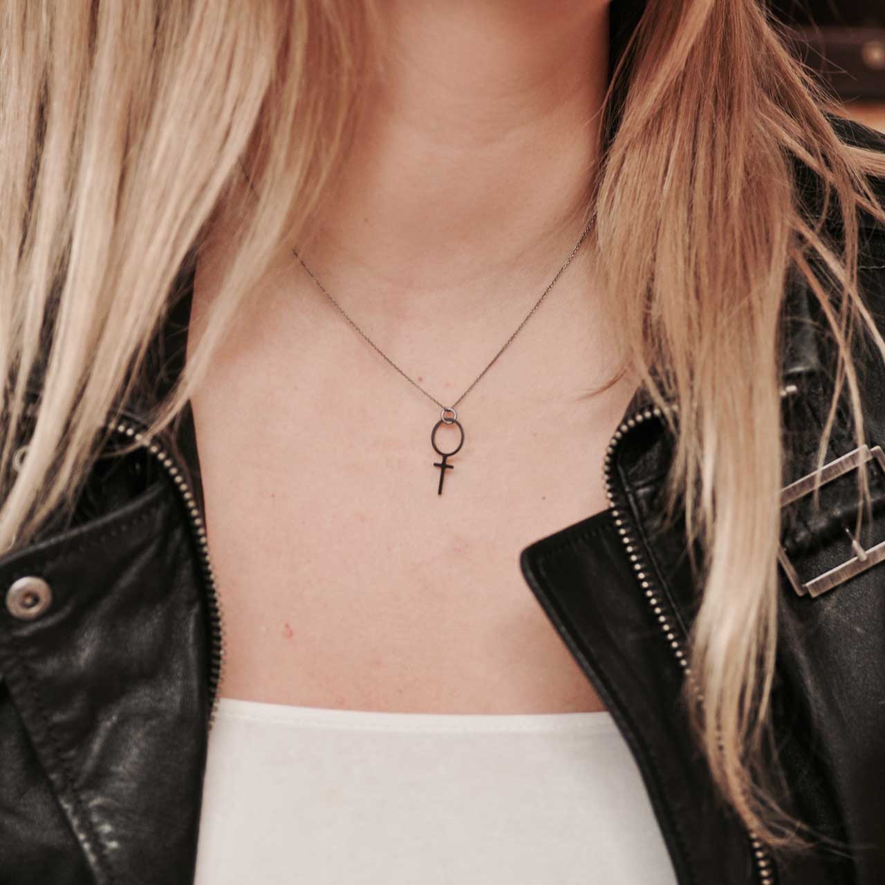 Sophie Svartoxiderat hänge - Feministsmeden