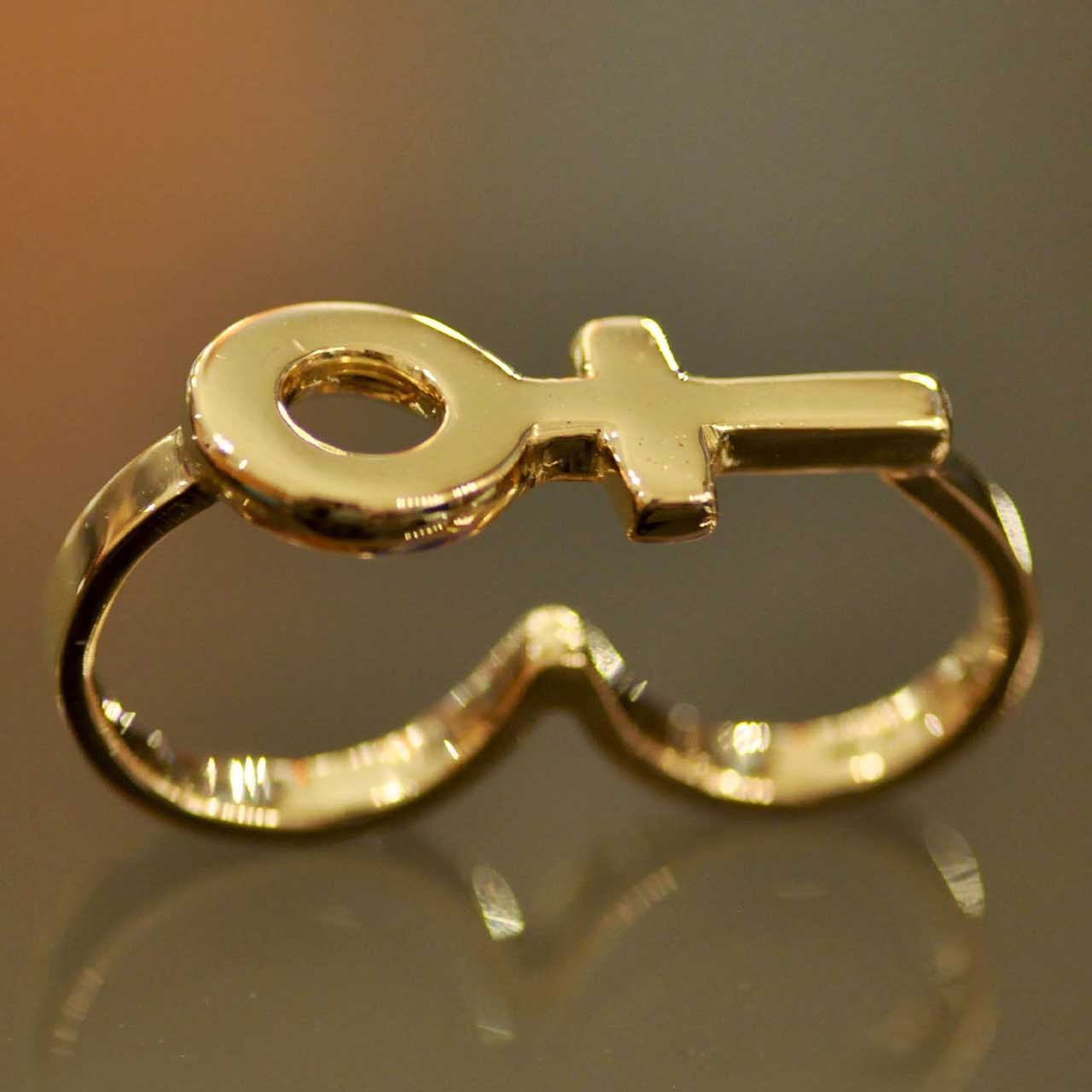 TVÅFINGERRING - Feministsmeden