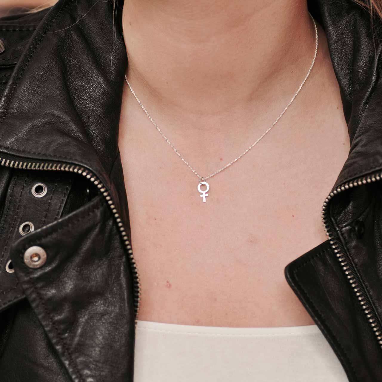 Virginia Feministhänge hamrat - Feministsmeden